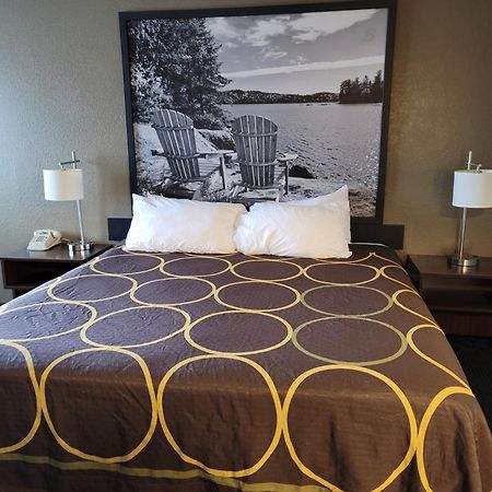 Super 8 by Wyndham Ionia MI Hotel Bagian luar foto