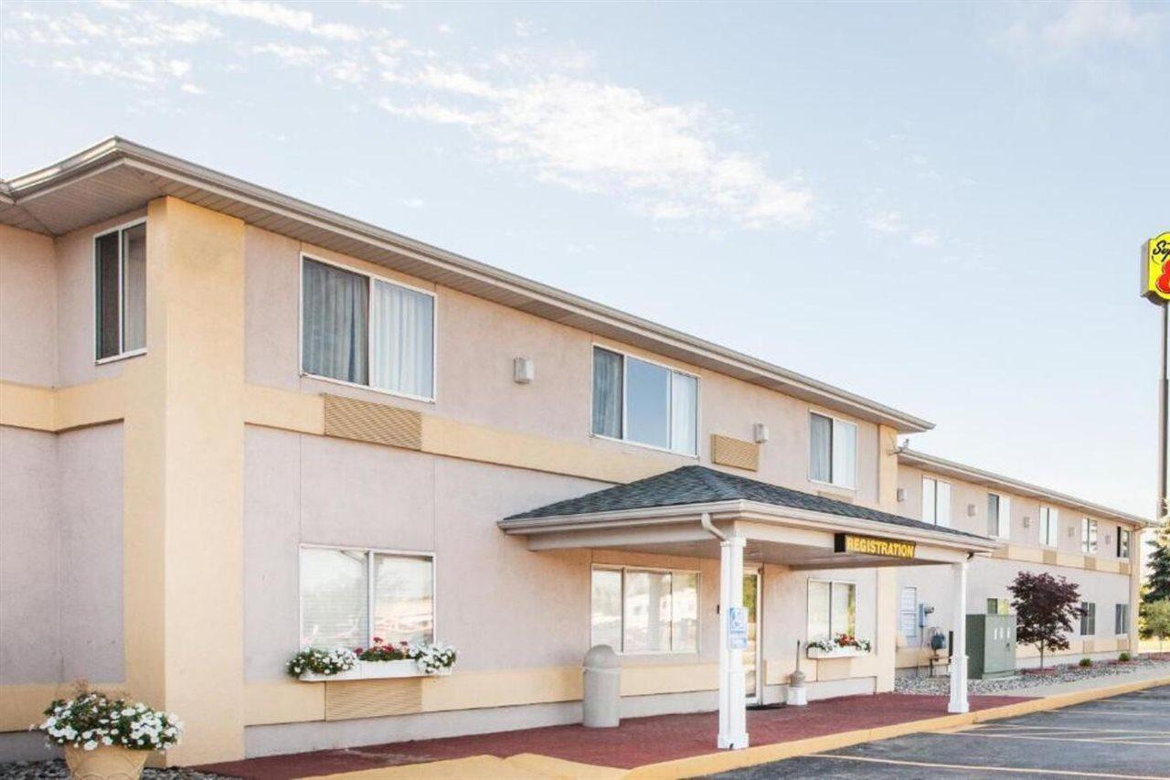 Super 8 by Wyndham Ionia MI Hotel Bagian luar foto