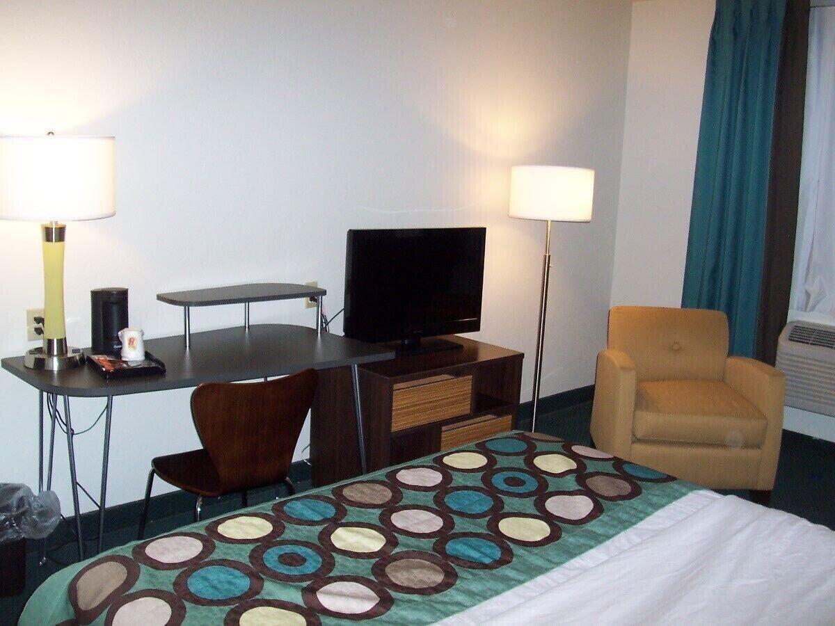 Super 8 by Wyndham Ionia MI Hotel Bagian luar foto