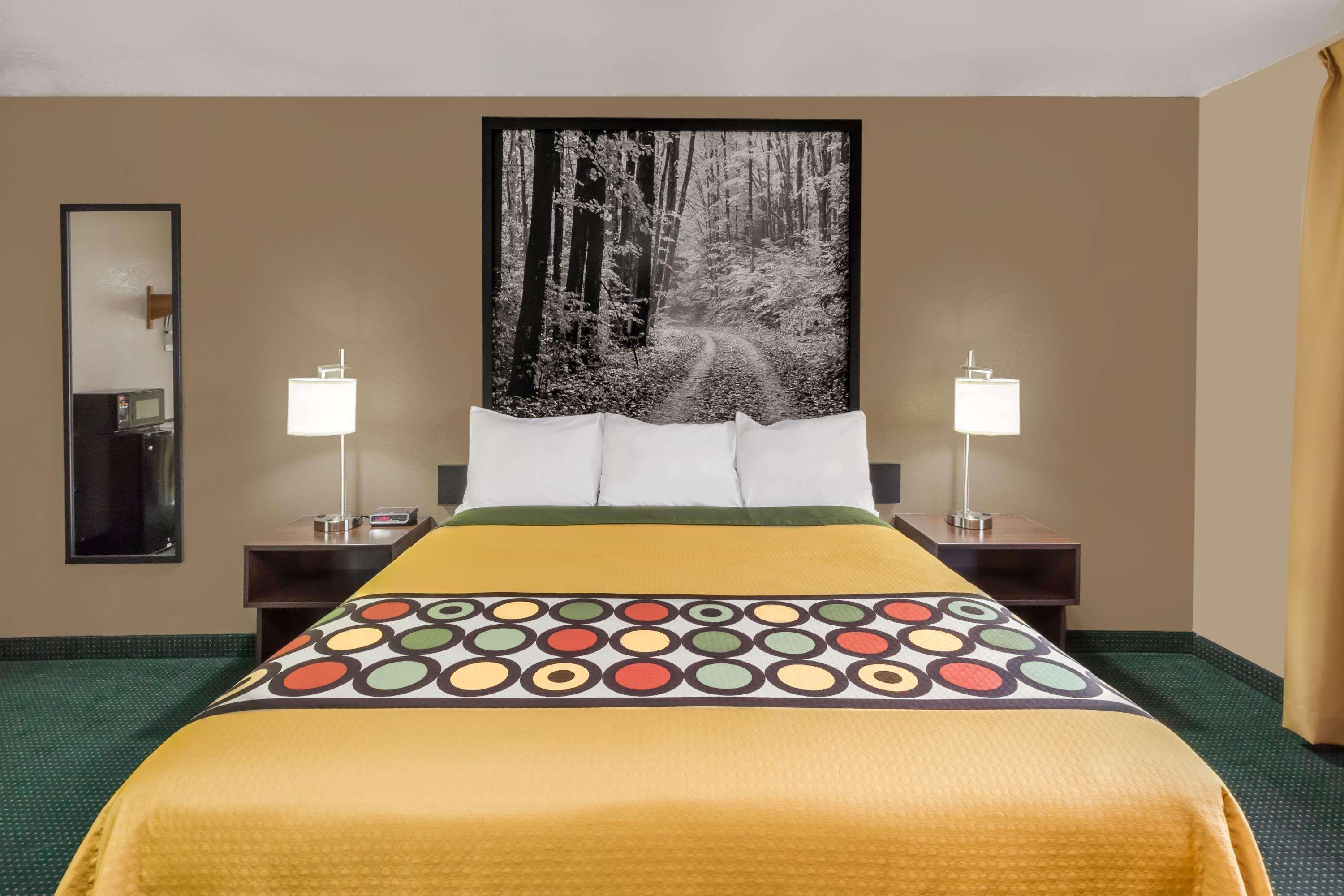 Super 8 by Wyndham Ionia MI Hotel Bagian luar foto
