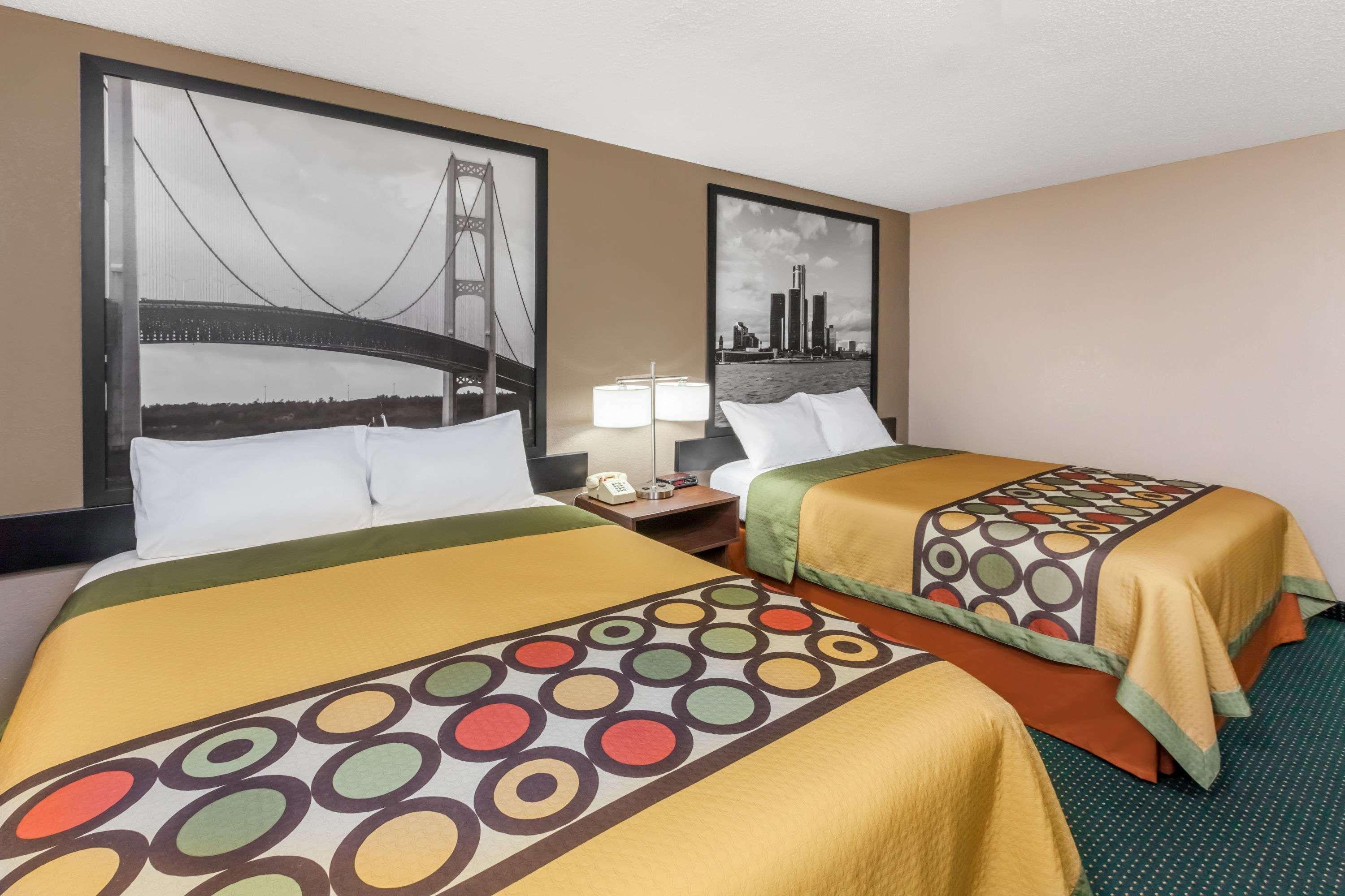 Super 8 by Wyndham Ionia MI Hotel Bagian luar foto