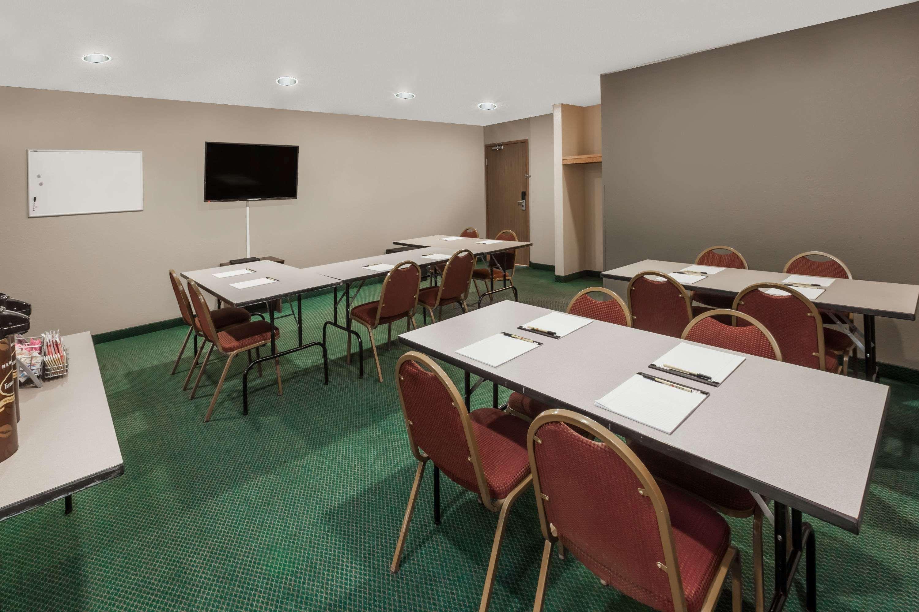 Super 8 by Wyndham Ionia MI Hotel Bagian luar foto