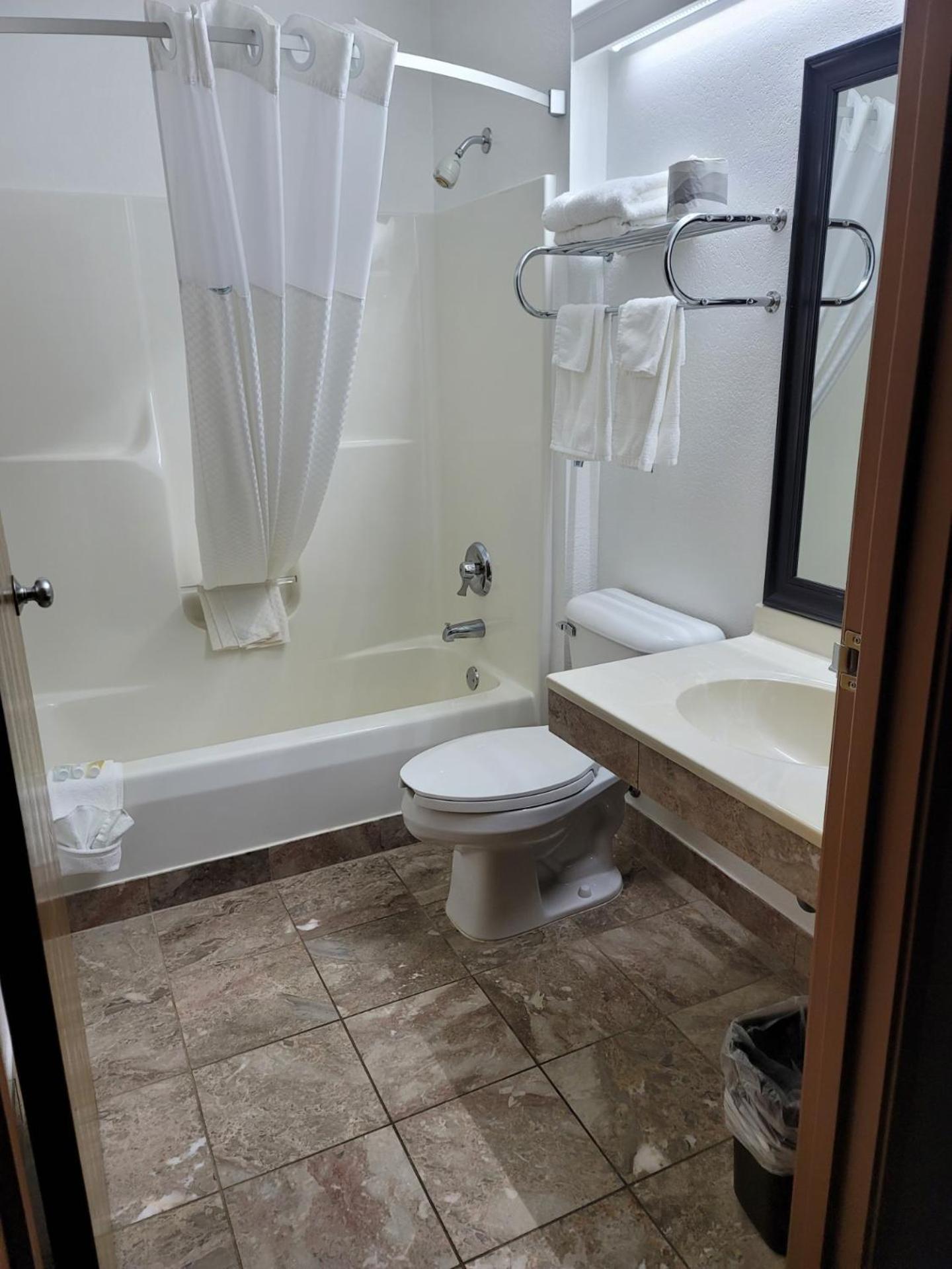 Super 8 by Wyndham Ionia MI Hotel Bagian luar foto