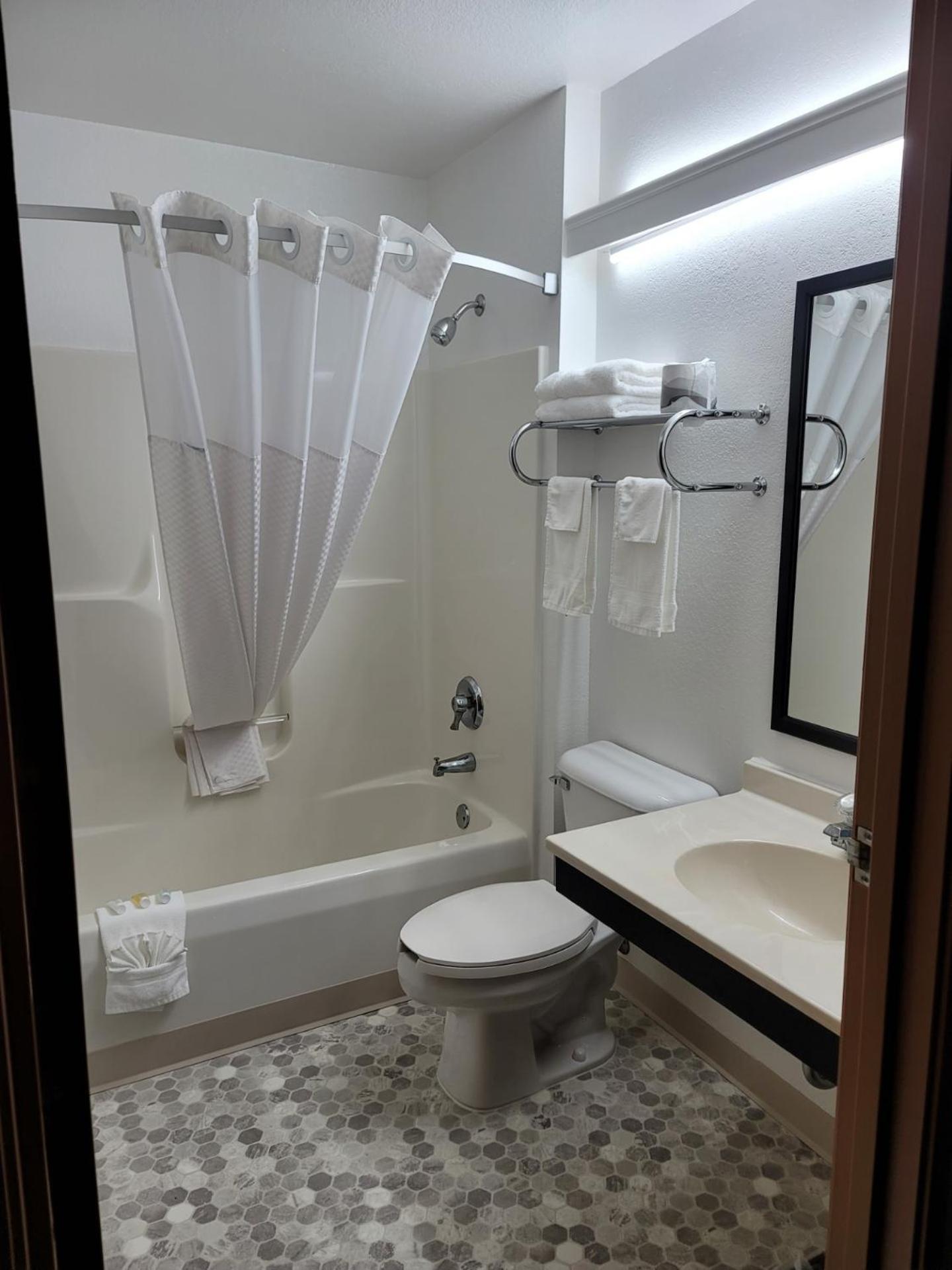 Super 8 by Wyndham Ionia MI Hotel Bagian luar foto