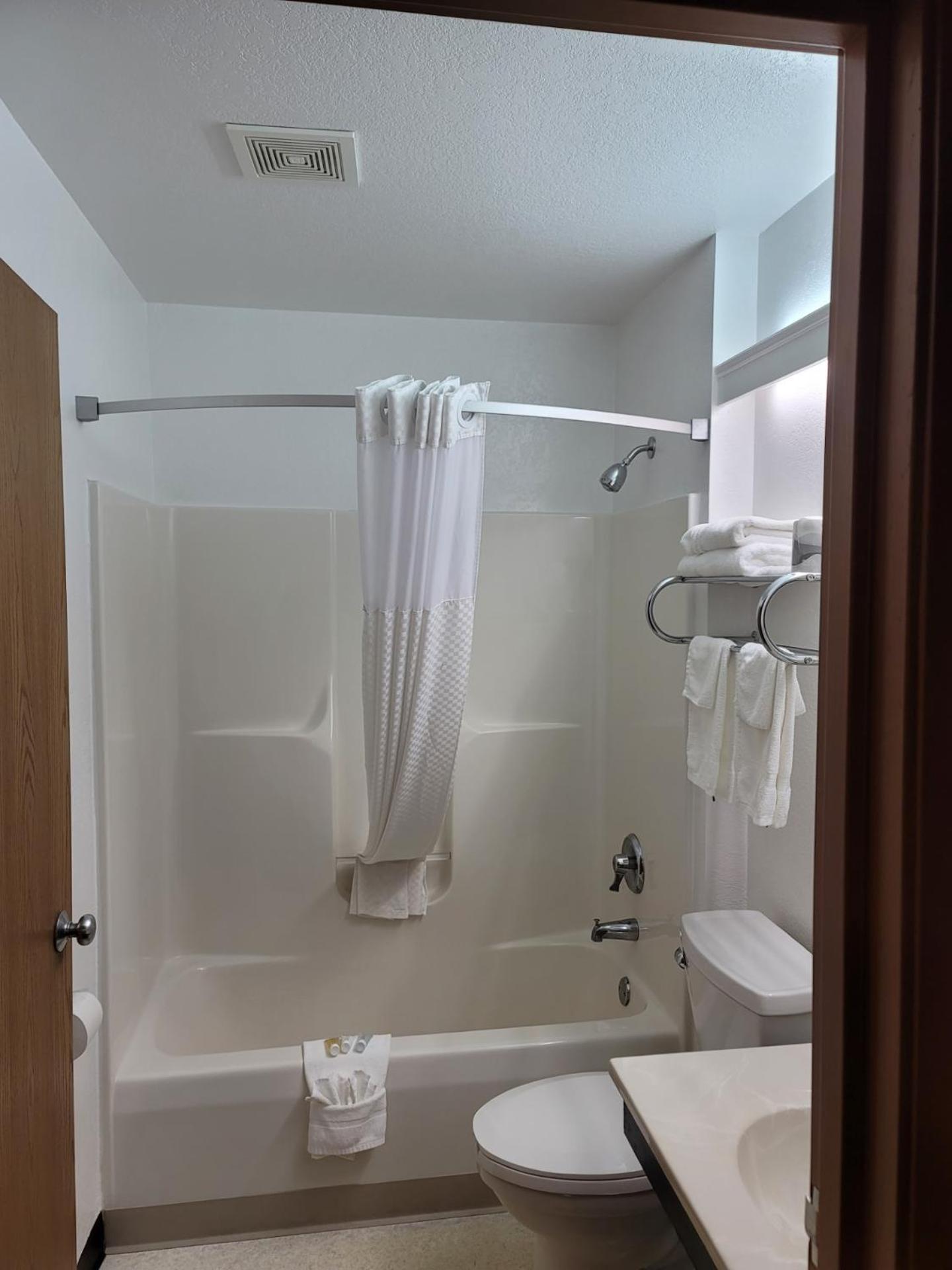 Super 8 by Wyndham Ionia MI Hotel Bagian luar foto