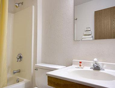 Super 8 by Wyndham Ionia MI Hotel Bagian luar foto