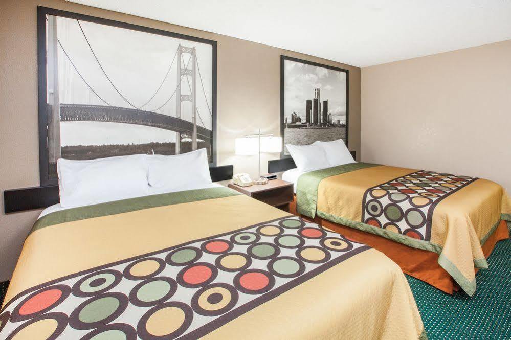 Super 8 by Wyndham Ionia MI Hotel Bagian luar foto